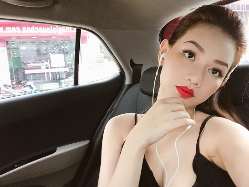 Bà mẹ một con khéo khoe làn da trắng không tỳ vết.