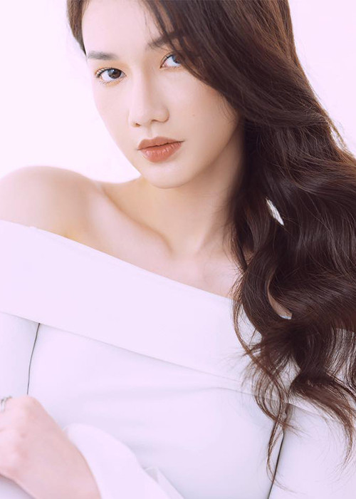 Quỳnh Chi được khen ngày càng đẹp mặn mà.