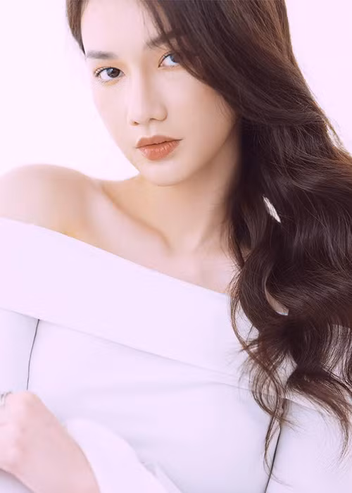 Quỳnh Chi được khen ngày càng đẹp mặn mà.