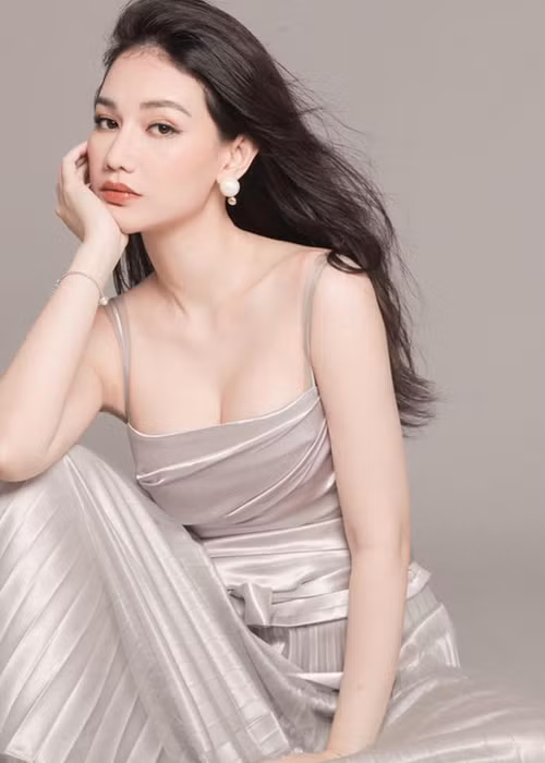 Nữ MC sinh năm 1990 khoe vòng một căng tràn hút mọi ánh nhìn khi diện trang phục táo bạo.