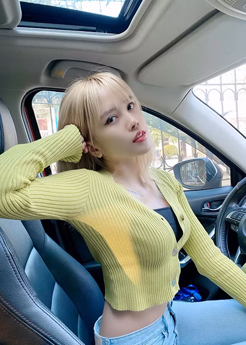 Giống bạn trai tin đồn, nữ ca sĩ sinh năm 1994 ăn diện thời thượng.