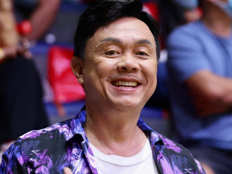 Nam nghệ sĩ luôn vui vẻ cổ vũ các cầu thủ. Ảnh: Zing