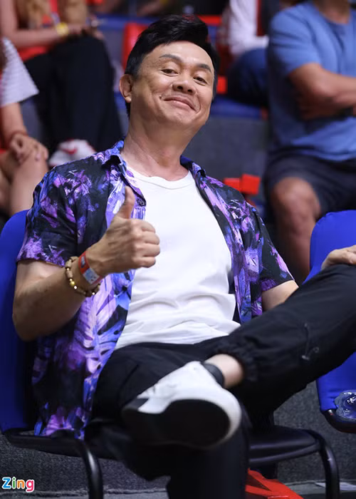 3 ngày trước khi ra đi, Chí Tài còn đến sân cổ vũ trận chung kết ba VBA 2020 giữa đội Thang Long Warriors và Saigon Heat. Ảnh: Zing