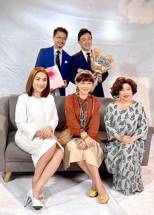 Hình ảnh Chí Tài trong buổi thử trang phục cho nhân vật phim "Kiếm chồng cho mẹ chồng".