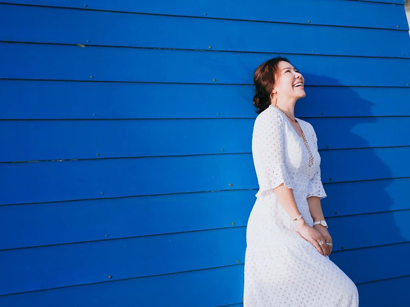 Vợ sắp cưới của Quý Bình chuộng trang phục đơn sắc.