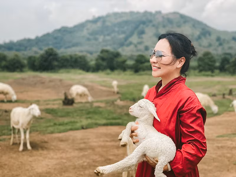 Là doanh nhân, Ngọc Tiền gắn liền với hình ảnh sang trọng, tự tin.