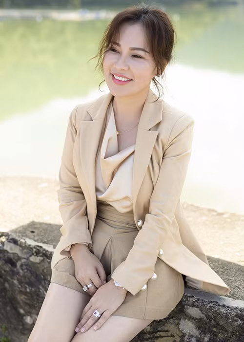 Cô luôn xuất hiện với nụ cười trên môi.