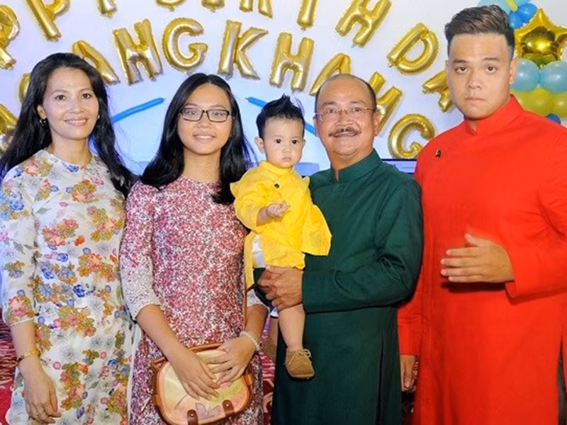 "Cha già con mọn" nên Hoàng Sơn từng bị người ngoài tưởng là ông nội khi thấy anh bế con. Ảnh: Giao thông