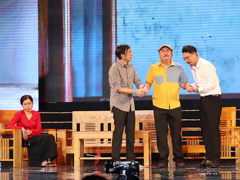 Kết thúc tiểu phẩm, Hoài Linh gửi lời cảm ơn đến Hoàng Sơn đã tham gia. Ảnh: Thể thao văn hóa