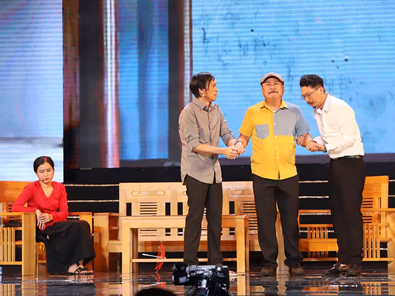 Kết thúc tiểu phẩm, Hoài Linh gửi lời cảm ơn đến Hoàng Sơn đã tham gia. Ảnh: Thể thao văn hóa