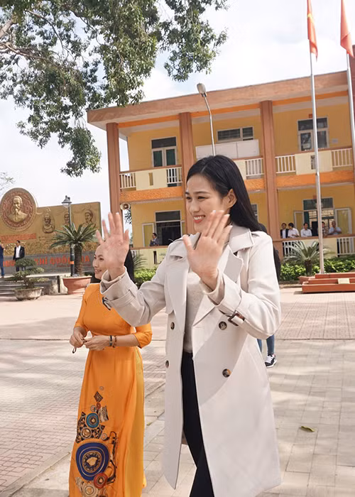 Sự xuất hiện của bốn người đẹp bước ra từ cuộc thi Hoa hậu Việt Nam 2020 đã khiến các em học sinh vô cùng háo hức.