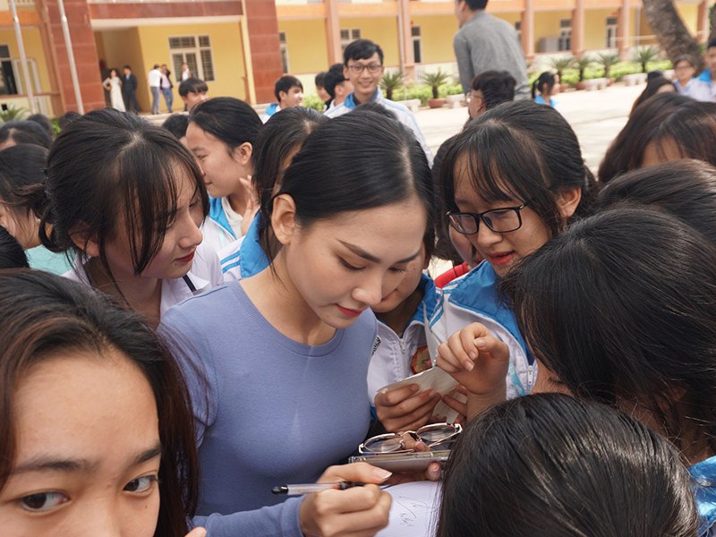 Người đẹp nhân ái Mai Phương ký tặng các fan nhí.