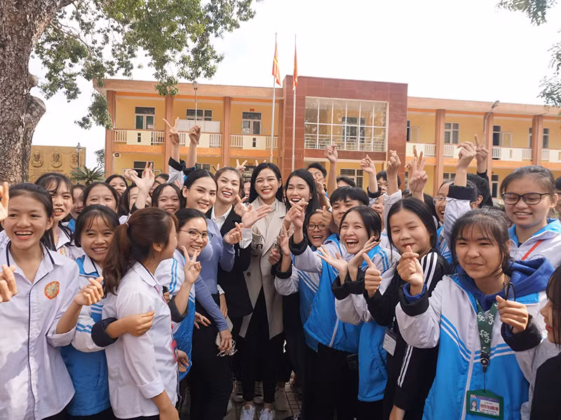 Ngày 29/12, Hoa hậu Đỗ Thị Hà cùng 2 á hậu Phương Anh - Ngọc Thảo và Người đẹp nhân ái đã đến trường Trung học Phổ thông Nông Cống để trao tặng 8 máy vi tính trong chuyến từ thiện.