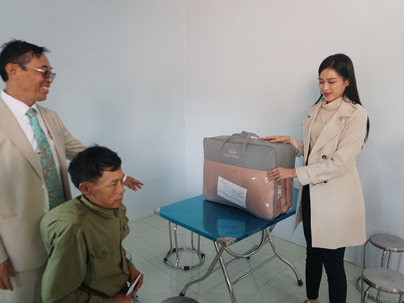 Cô chia sẻ rằng sẽ tiếp tục cống hiến hết sức mình để đem đến cuộc sống tốt hơn cho bà con quê mình.