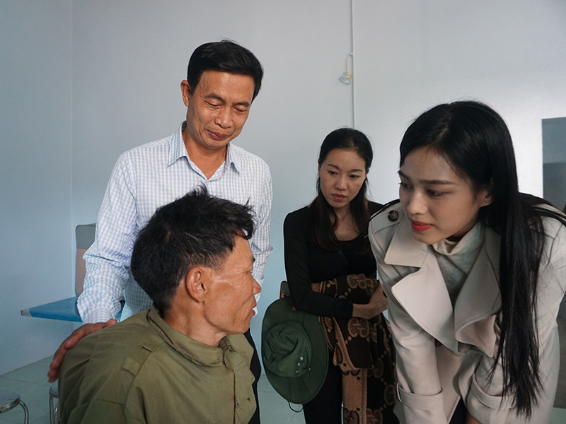 Trong chuyến đi từ thiện này, Hoa hậu Đỗ Thị Hà rất xúc động trước gia cảnh khó khăn của bà con.