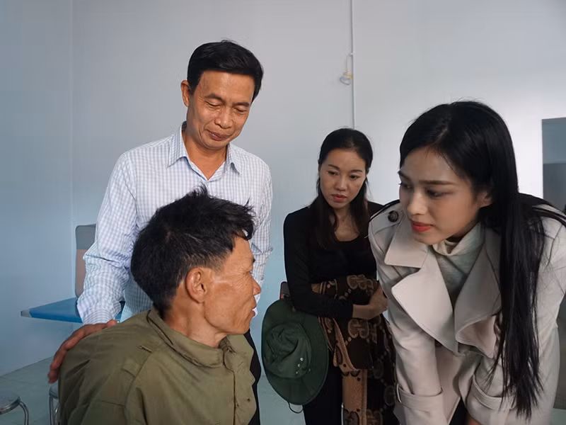 Trong chuyến đi từ thiện này, Hoa hậu Đỗ Thị Hà rất xúc động trước gia cảnh khó khăn của bà con.