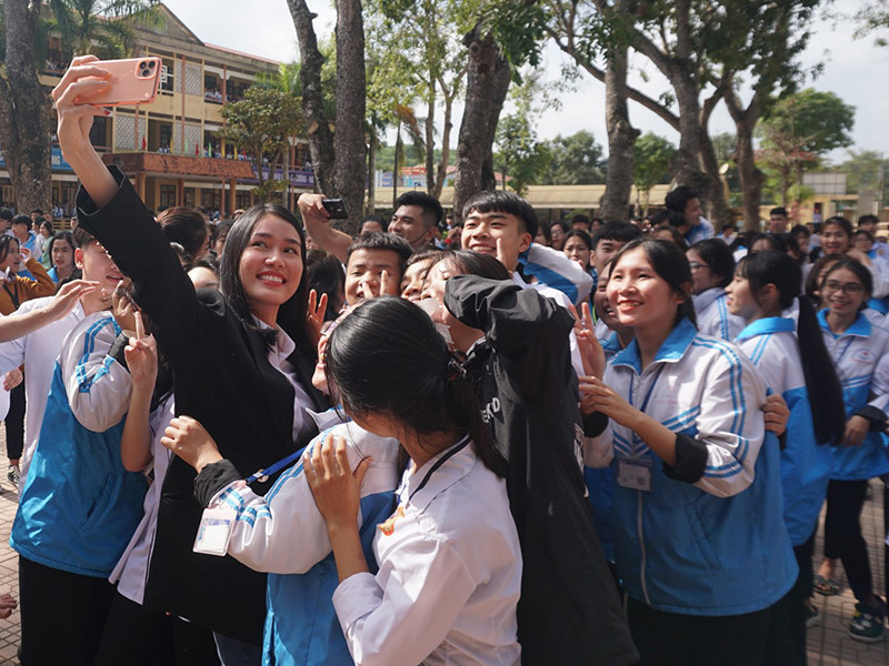 Á hậu Phương Anh giao lưu với các em học sinh.