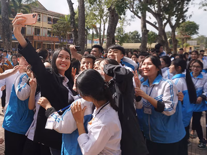 Á hậu Phương Anh giao lưu với các em học sinh.