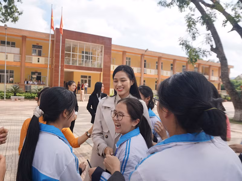 Fan nhí vui mừng khi gặp Hoa hậu Đỗ Thị Hà.