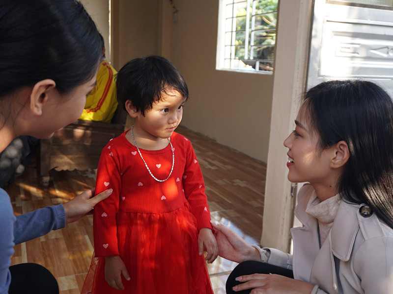 Trong chuyến từ thiện ở quê, Đỗ Thị Hà không chỉ mặc giản dị mà còn thân thiện.