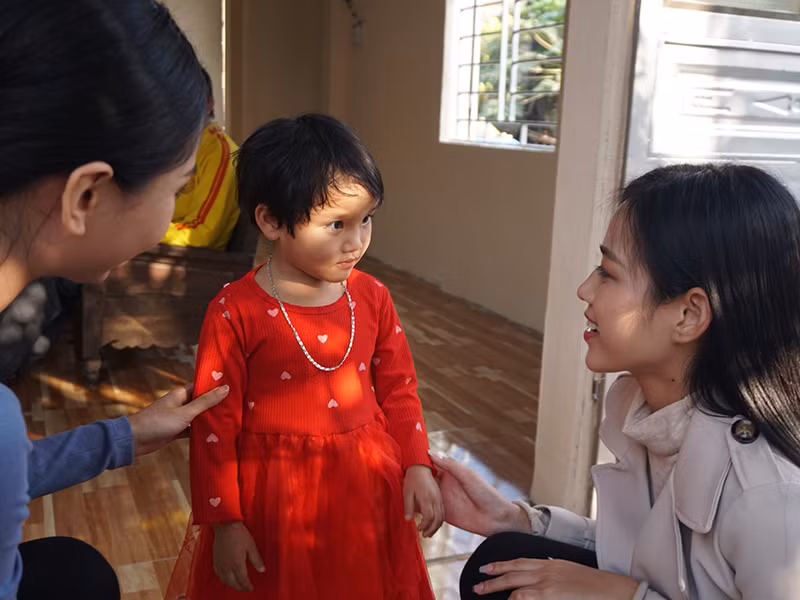 Trong chuyến từ thiện ở quê, Đỗ Thị Hà không chỉ mặc giản dị mà còn thân thiện.