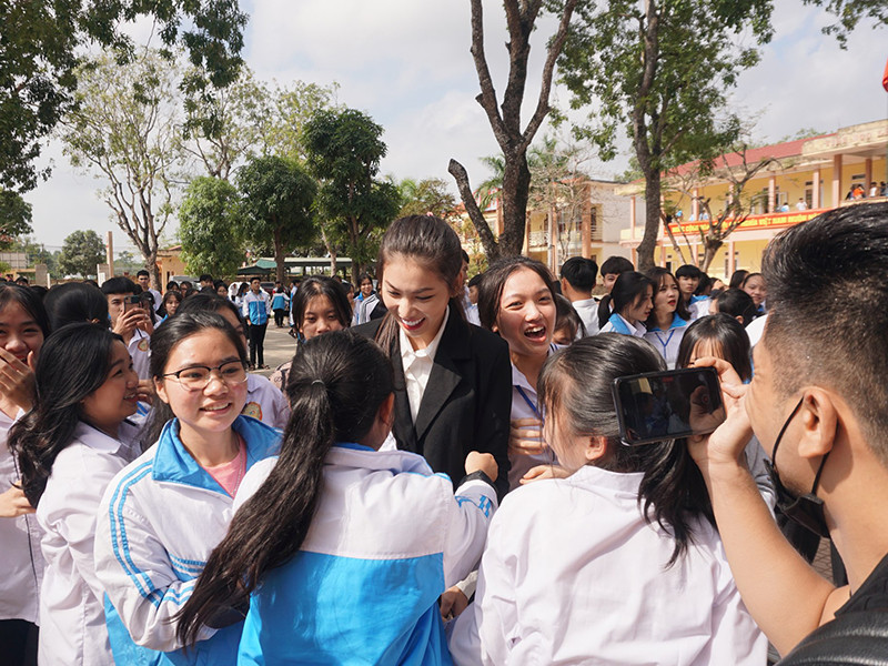 Á hậu Ngọc Thảo cũng được nhiều em học sinh xin chụp hình và ký tặng.