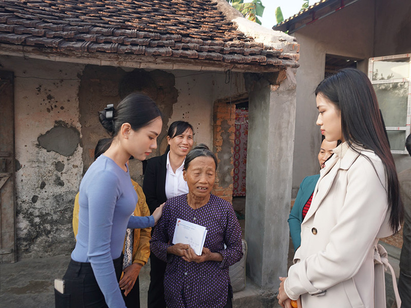 Trong những ngày cuối năm, top 3 người đẹp xuất sắc nhất cuộc thi Hoa hậu Việt Nam và Người đẹp Nhân ái có lịch trình công việc bận rộn nhưng vẫn dành thời gian cho các hoạt động xã hội.