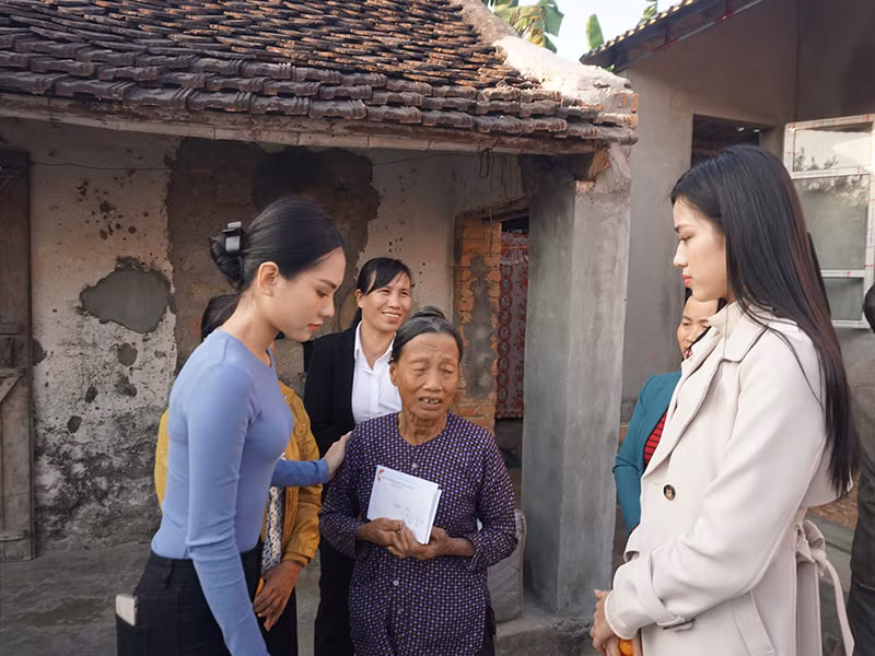 Trong những ngày cuối năm, top 3 người đẹp xuất sắc nhất cuộc thi Hoa hậu Việt Nam và Người đẹp Nhân ái có lịch trình công việc bận rộn nhưng vẫn dành thời gian cho các hoạt động xã hội.