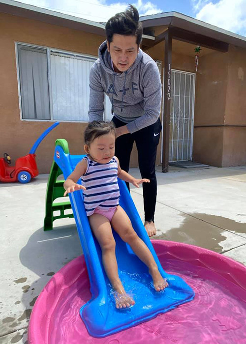 Hình ảnh Hoàng Anh chăm sóc con gái nhỏ chiếm được thiện cảm của nhiều khán giả.