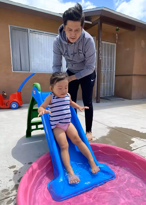 Hình ảnh Hoàng Anh chăm sóc con gái nhỏ chiếm được thiện cảm của nhiều khán giả.