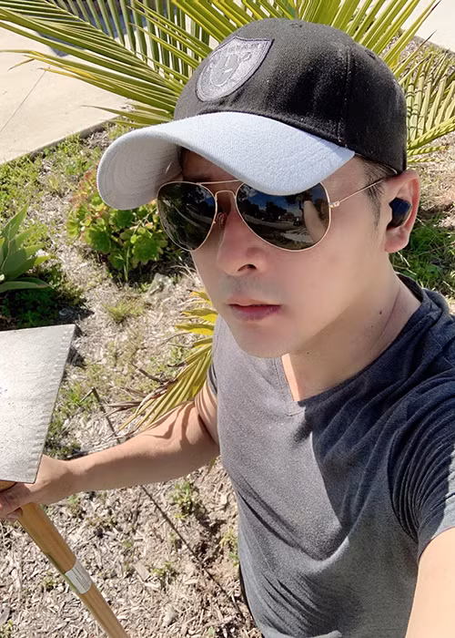 Hoàng Anh còn phụ vợ làm vườn.