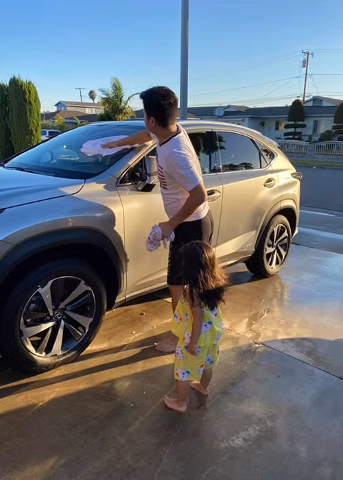 Quỳnh Như có lần khoe được ông xã giúp rửa xe hay tặng quà dịp lễ.