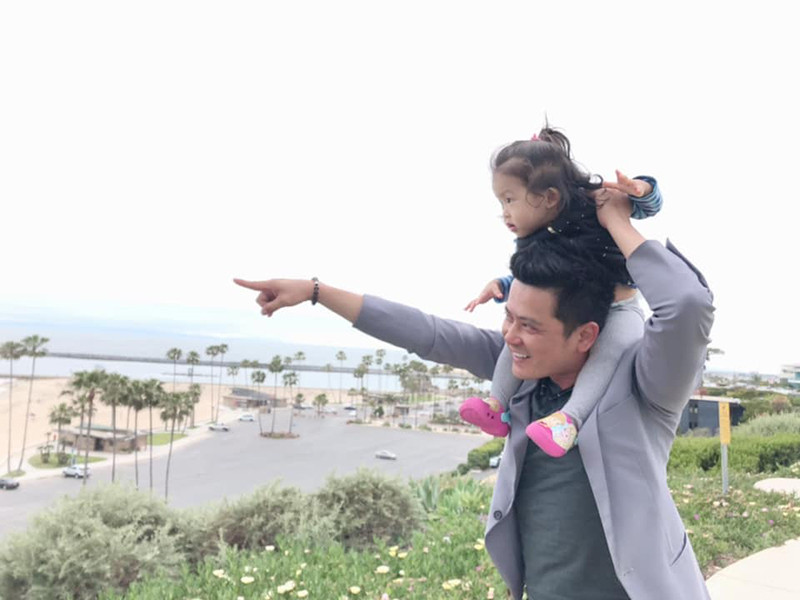 Trước khi ly hôn, Hoàng Anh vốn được biết đến là nghệ sĩ rất yêu vợ, chiều chuộng con gái.