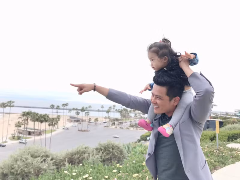 Trước khi ly hôn, Hoàng Anh vốn được biết đến là nghệ sĩ rất yêu vợ, chiều chuộng con gái.