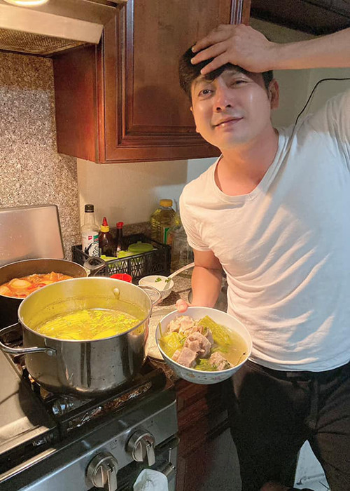 Hoàng Anh cũng chiều chuộng vợ. Ở nhà, anh không ngại việc bếp núc.