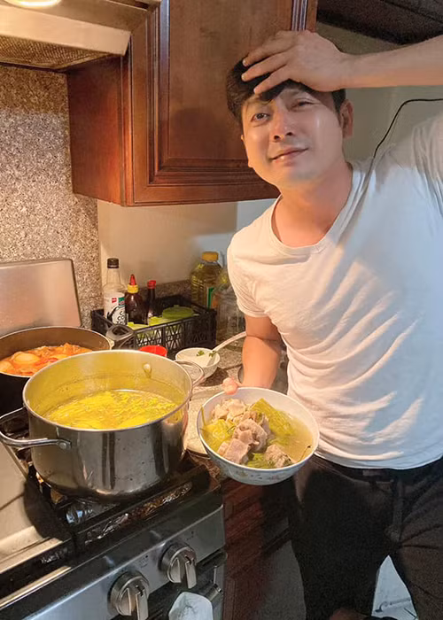 Hoàng Anh cũng chiều chuộng vợ. Ở nhà, anh không ngại việc bếp núc.