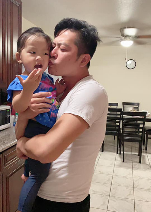 Nam diễn viên đưa đón con gái đi học, lắp đặt các trò chơi cho bé.