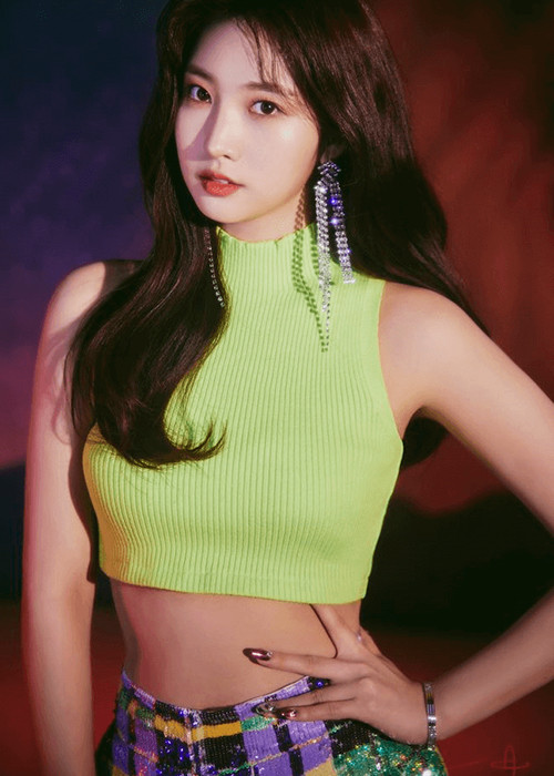 Trước khi phát hiện mắc COVID-19, Sihyeon và Wang Yiren từng tham gia một số chương trình giải trí.