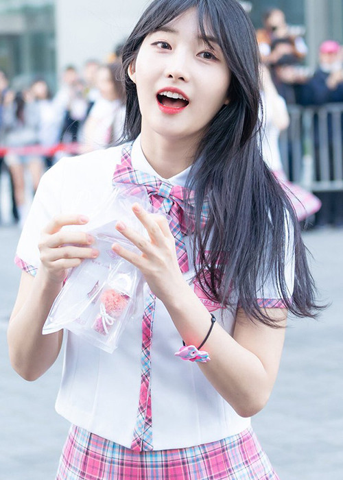 Sihyeon sinh năm 1999, từng tham gia Produce 101 và Produce 48, giành được hạng lần lượt là 40 và 27. Trong nhóm Everglow, Sihyeon đảm nhận vai trò hát phụ.