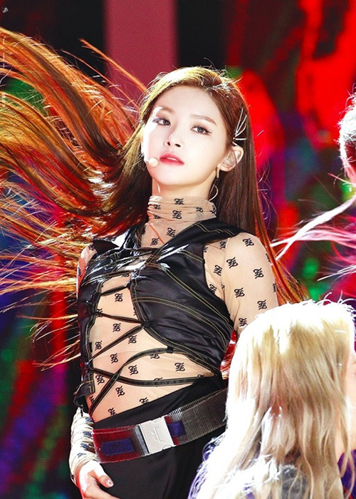 Là em út của nhóm nhưng Yiren đảm nhận nhiều vai trò quan trọng như visual, lead dancer và center.