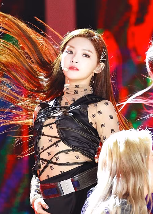 Là em út của nhóm nhưng Yiren đảm nhận nhiều vai trò quan trọng như visual, lead dancer và center.