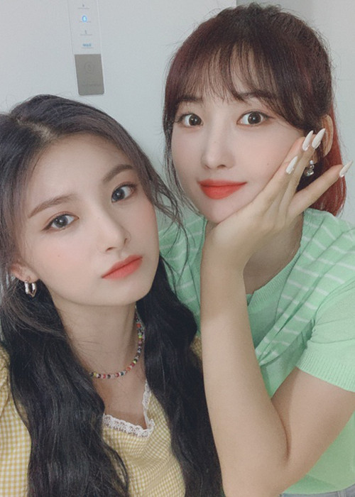 Wang Yiren - nữ thần tượng Hàn nhiễm COVID-19 sau khi tiếp xúc với một người quen mắc căn bệnh này. Do Wang Yiren sống chung với nhóm của mình - Everglow trong ký túc xá của công ty nên một trong số 5 cô gái của nhóm - Kim Sihyeon hiện tại nhận kết quả dương tính.