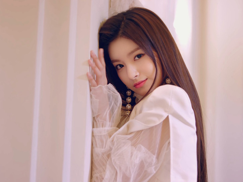 Wang Yiren sinh năm 2000, đến từ Hàng Châu, Trung Quốc.