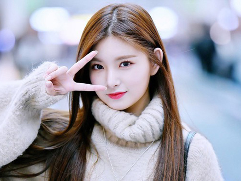 Trước khi gia nhập nhóm Everglow, Yiren tham gia chương trình nổi tiếng Produce 48 năm 2018.