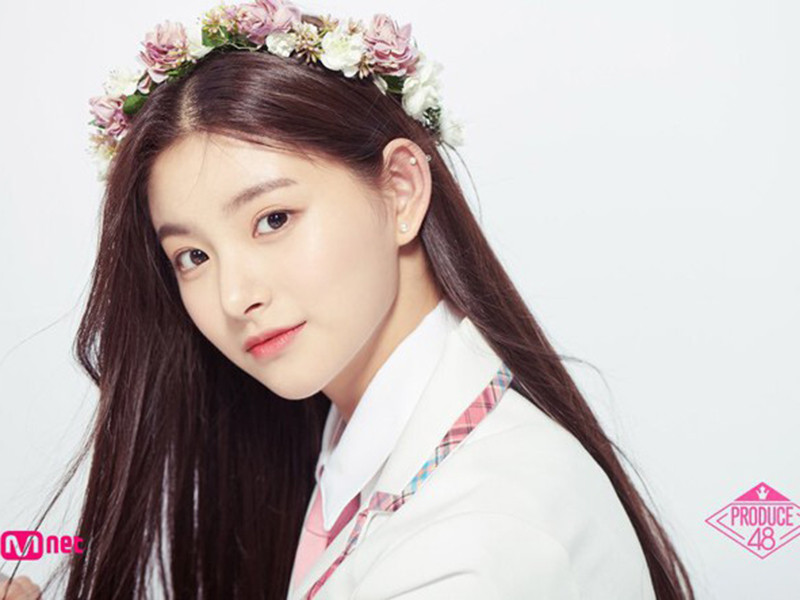 Ở Produce 48, Yiren dừng chân ở vị trí thứ 28. Sau đó, cô luyện tập để chính thức ra mắt với tư cách là thành viên của nhóm nhạc tân binh Everglow vào năm 2019.