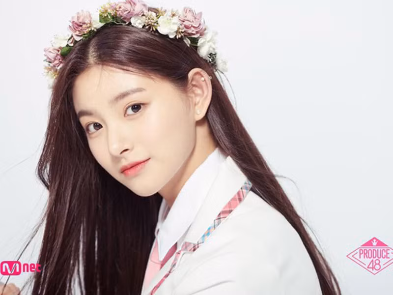 Ở Produce 48, Yiren dừng chân ở vị trí thứ 28. Sau đó, cô luyện tập để chính thức ra mắt với tư cách là thành viên của nhóm nhạc tân binh Everglow vào năm 2019.