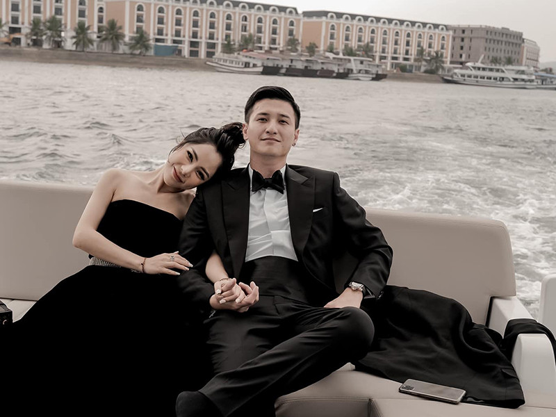 Theo đó, Lan Phương kể rằng mẹ ruột hết lời khen ngợi nhan sắc dàn bạn gái cũ của Huỳnh Anh.