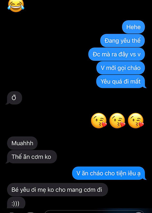 Cô chia sẻ: "Trên đời này chồng mình nghiện 3 thứ: công việc, ăn cơm nhà và bạn trong ảnh. Thấy vợ đi làm tóc lâu về, giải pháp của "người ấy" khi có một núi việc phải làm, và đến giờ cơm là: "Mang cơm ra chỗ vợ làm tóc, ngồi làm việc và ngồi với vợ luôn" xong "mẹ không cho mang cơm đi, thì ngồi nhà ăn cơm 1 mình" rồi mang ra cho vợ một hộp táo. Đôi khi mình cảm thấy như là mình trở về hồi 16 tuổi".