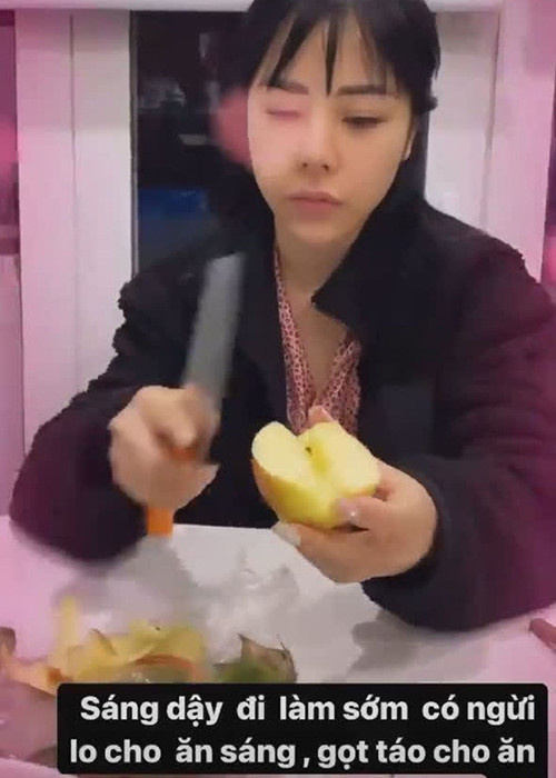 Trong khi đó, Huỳnh Anh khoe được bạn gái chuẩn bị bữa sáng.