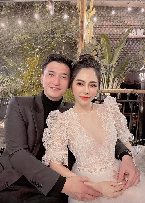 Trong thời gian qua, đôi uyên ương chia sẻ nhiều hình ảnh tình tứ.